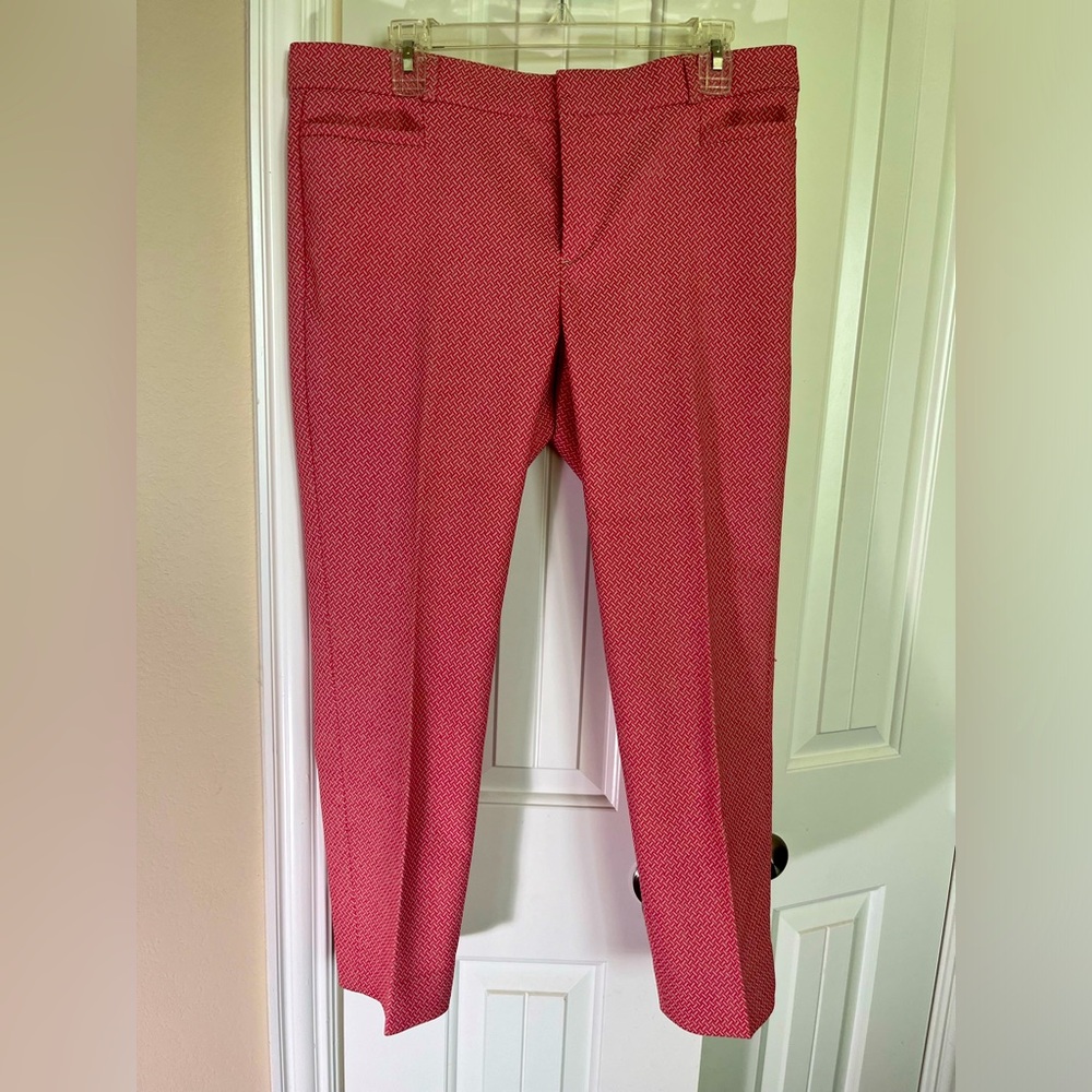 Coral and white Banana Republic straight legged capri pants.